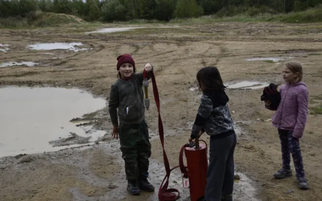 Z Ráje do zeleného pekla. Děti v Pístově zažily únikovou hru, střelnici i projížďku po tankodromu
