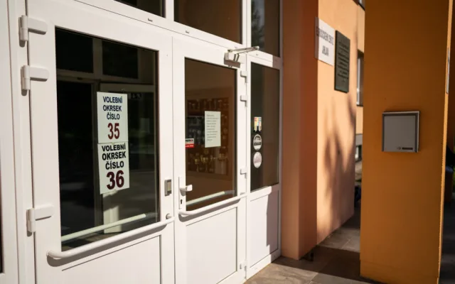 VOLBY 2022: Sčítání hlasů začalo. Volební místnosti se úderem druhé hodiny uzavřely