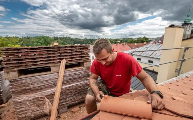 Na radnici v Jihlavě je nová střecha. Zdražení se jí nedotklo, bobrovku zhotovitel nakoupil za loňské ceny