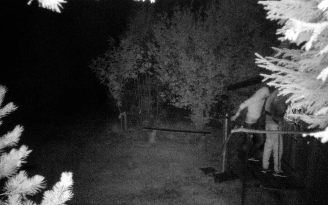 Někdo se vloupal do myslivecké chaty, policie hledá dva muže na fotkách. Nevíte, o koho jde?