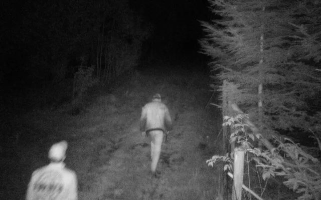 Někdo se vloupal do myslivecké chaty, policie hledá dva muže na fotkách. Nevíte, o koho jde?