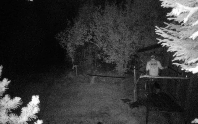 Někdo se vloupal do myslivecké chaty, policie hledá dva muže na fotkách. Nevíte, o koho jde?
