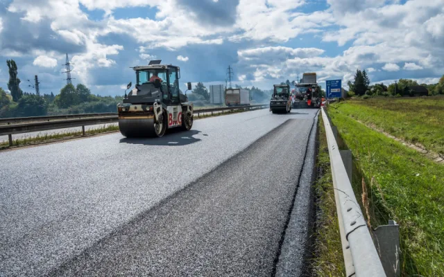 Fotografie z pokládky obrusné vrstvy probíhající v minulém týdnu