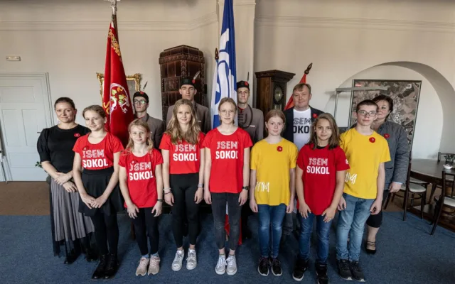 Na jihlavské radnici zavlála sokolská vlajka, připomíná teror proti organizaci během druhé světové války