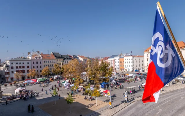 Na jihlavské radnici zavlála sokolská vlajka, připomíná teror proti organizaci během druhé světové války