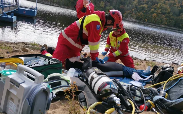 Resuscitace potápěče nebo nehoda motorkáře. Krajští záchranáři se úspěšně popasovali s metodickým cvičením