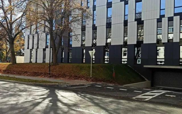 Nové zázemí pro krajské úředníky je téměř hotové, pracuje se na interiéru. Stěhovat se budou na jaře