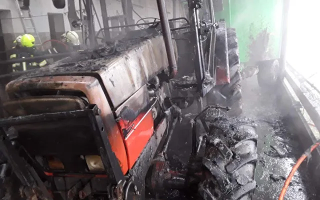 Deset jednotek hasilo hořící traktor. Škoda se dostala skoro na milion