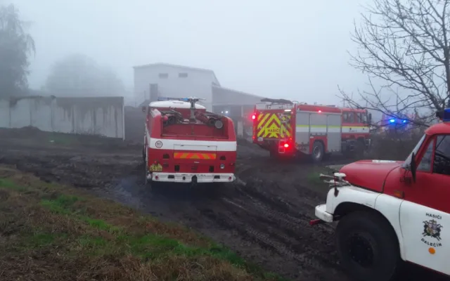 Deset jednotek hasilo hořící traktor. Škoda se dostala skoro na milion