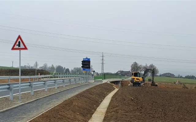 ŘSD pokračuje ve výstavbě ochvatu Brodu, otevřel se další most. Podívejte se, jak to na místě vypadá