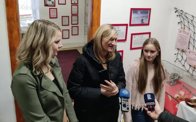 Z dlouhovlásky na mikádo. Devítiletá Róza z Jihlavy se stala rekordmankou, už počtvrté darovala vlasy na dobročinné účely