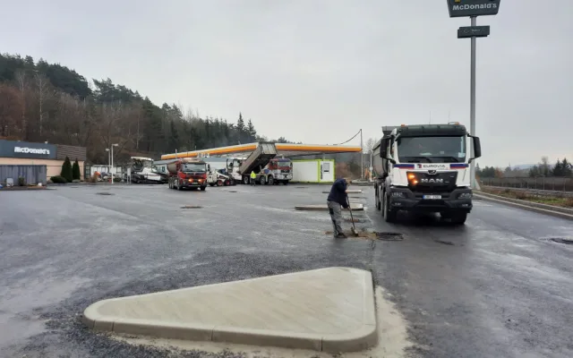 FOTO: Poslední dodělávky a je hotovo. V pondělí se po opravě otevře odpočívka u Velkého Meziříčí