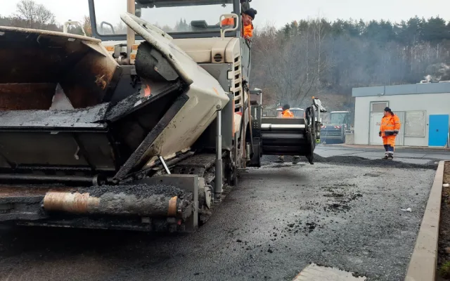 FOTO: Poslední dodělávky a je hotovo. V pondělí se po opravě otevře odpočívka u Velkého Meziříčí
