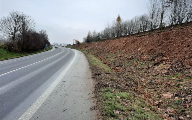 Stavba obchvatu Havlíčkova Brodu pokračuje, dělníci pracují na dvou protihlukových stěnách. Podívejte se