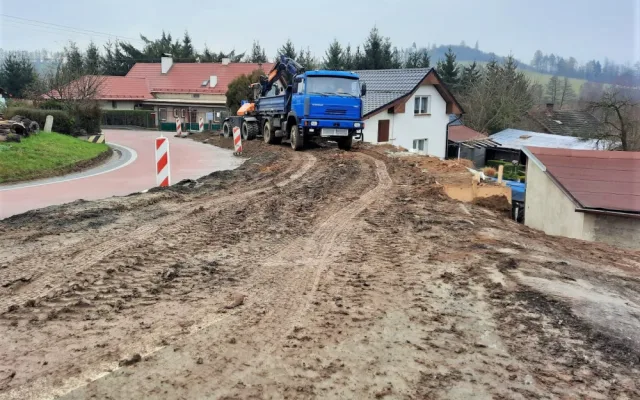 Stavební dělníci pokračují v zajištění svahu ve Stříbrných Horách. Prohlédněte si fotky z místa