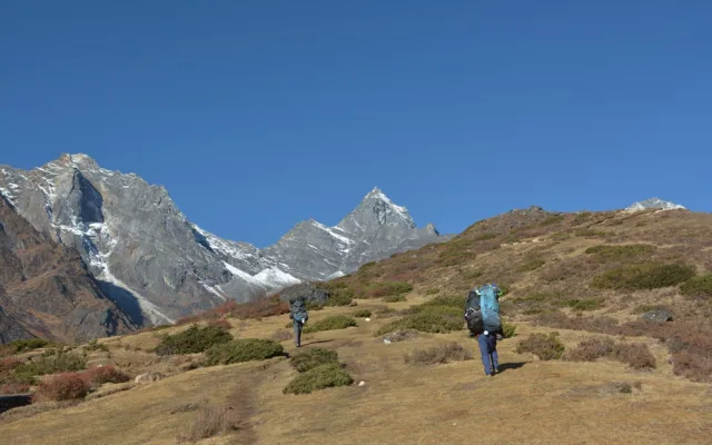 SAMA V NEPÁLU: Výš, skokem nad čtyři tisíce metrů a Cho Oyu střídá Mount Everest