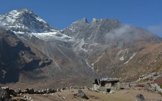 SAMA V NEPÁLU: Výš, skokem nad čtyři tisíce metrů a Cho Oyu střídá Mount Everest
