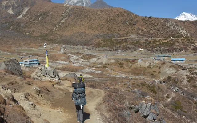 SAMA V NEPÁLU: Výš, skokem nad čtyři tisíce metrů a Cho Oyu střídá Mount Everest