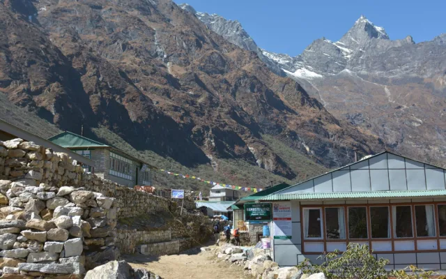 SAMA V NEPÁLU: Výš, skokem nad čtyři tisíce metrů a Cho Oyu střídá Mount Everest