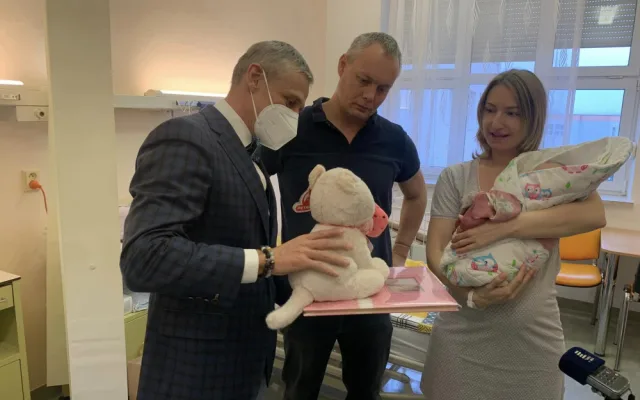 FOTO: Finanční dar použijeme na houpátko a plínky, říkají rodiče Adélky, prvního letošního miminka Vysočiny