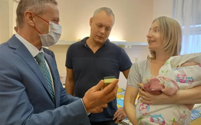 FOTO: Finanční dar použijeme na houpátko a plínky, říkají rodiče Adélky, prvního letošního miminka Vysočiny