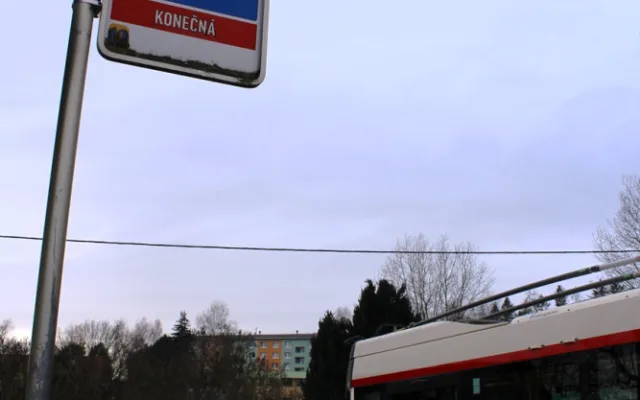 Testovací jízda po nové trati v Jihlavě. Trolejbus lidově shodí klacky za pár vteřin
