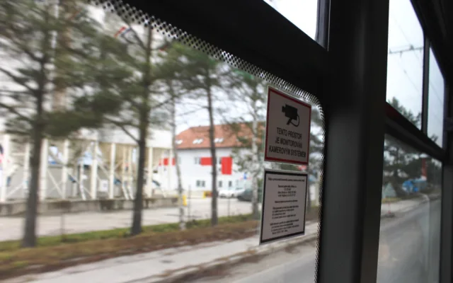 Testovací jízda po nové trati v Jihlavě. Trolejbus lidově shodí klacky za pár vteřin