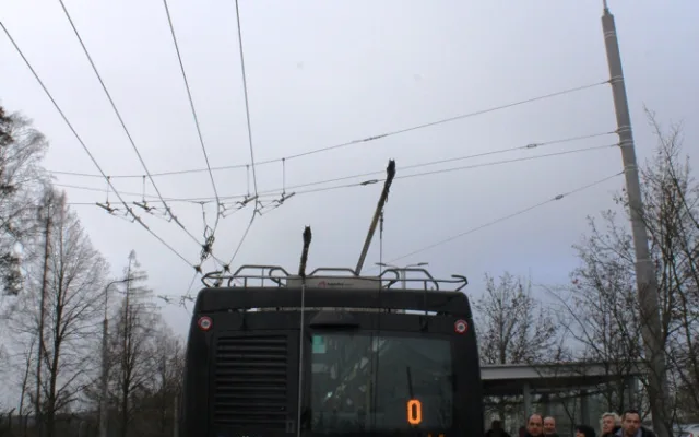 Testovací jízda po nové trati v Jihlavě. Trolejbus lidově shodí klacky za pár vteřin