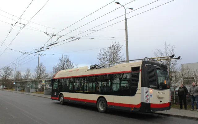 Testovací jízda po nové trati v Jihlavě. Trolejbus lidově shodí klacky za pár vteřin