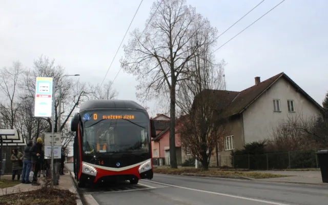 Testovací jízda po nové trati v Jihlavě. Trolejbus lidově shodí klacky za pár vteřin