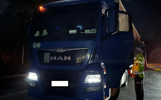 Kontroly na D1. Policie ráno pokutovala řidiče kamionů, kteří parkovali tam, kde neměli