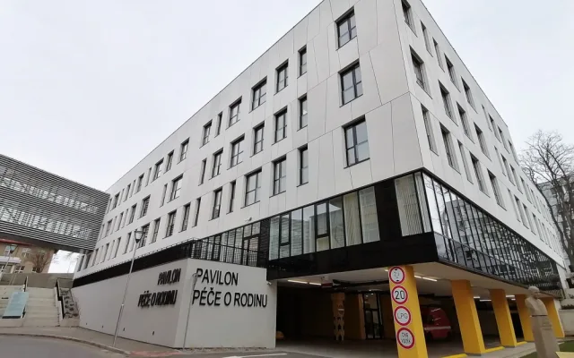 Padesátka řidičů může parkovat na nových místech v pelhřimovské nemocnici. První půlhodina je zdarma