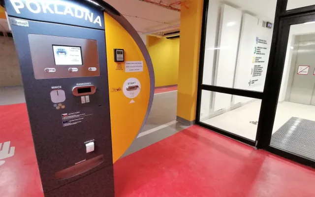 Padesátka řidičů může parkovat na nových místech v pelhřimovské nemocnici. První půlhodina je zdarma