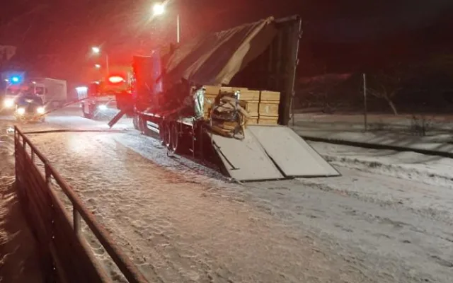FOTO: Nový sníh komplikuje dopravu, u Stonařova se srazily dva kamiony. Jeďte jinudy, radí policie