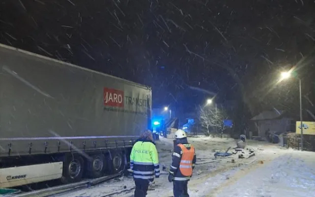 FOTO: Nový sníh komplikuje dopravu, u Stonařova se srazily dva kamiony. Jeďte jinudy, radí policie