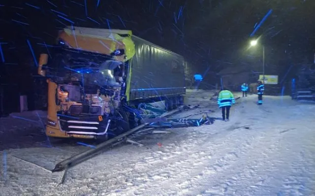 FOTO: Nový sníh komplikuje dopravu, u Stonařova se srazily dva kamiony. Jeďte jinudy, radí policie