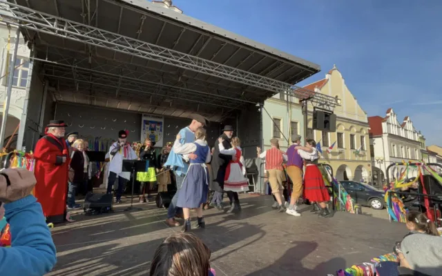 FOTO: Masopust v Pelhřimově se konal v neobvyklou dobu. Ochutnávala se čtyřmetrová tlačenka