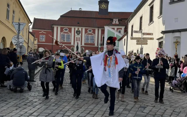 FOTO: Masopust v Pelhřimově se konal v neobvyklou dobu. Ochutnávala se čtyřmetrová tlačenka
