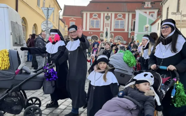 FOTO: Masopust v Pelhřimově se konal v neobvyklou dobu. Ochutnávala se čtyřmetrová tlačenka
