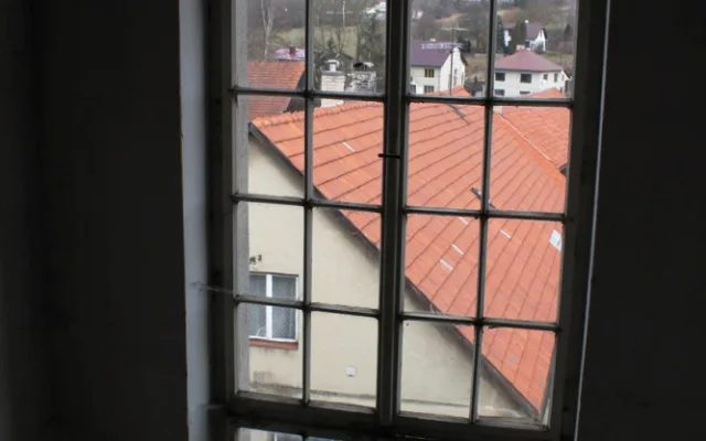 VIDEO: Dřív hospoda, teď velké rodinné byty. Nahlédněte do domu v Dolní Cerekvi, který čeká rekonstrukce
