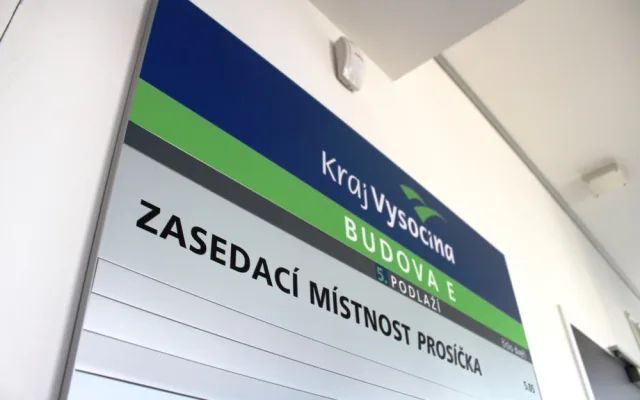 Zasedačka Javořice, 350 oken, spisovna s volanty. Koukněte na interiér nové budovy pro úředníky