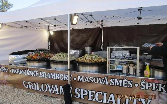 Světový pohár v biatlonu očima hygieniků: Stánky s haluškami a masem obstály, bylo jen jedno pochybení