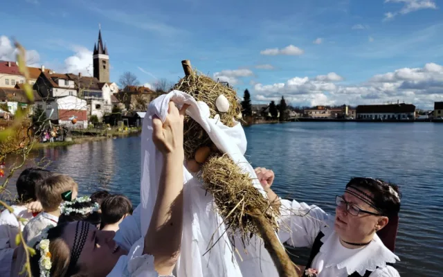 FOTO: Vystoupení na náměstí i vynášení smrtky. Podívejte se, jak v Telči lidé vítali jaro s Podjavořičanem