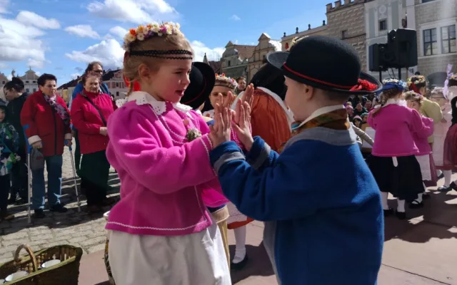 FOTO: Vystoupení na náměstí i vynášení smrtky. Podívejte se, jak v Telči lidé vítali jaro s Podjavořičanem