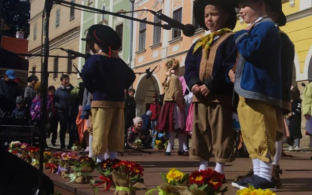 FOTO: Vystoupení na náměstí i vynášení smrtky. Podívejte se, jak v Telči lidé vítali jaro s Podjavořičanem