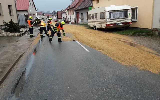 FOTO: Pivaři zapláčou. Mezi Cerekví a Kostelcem se vysypal ječmen na slad, silnice místy nebyla vidět