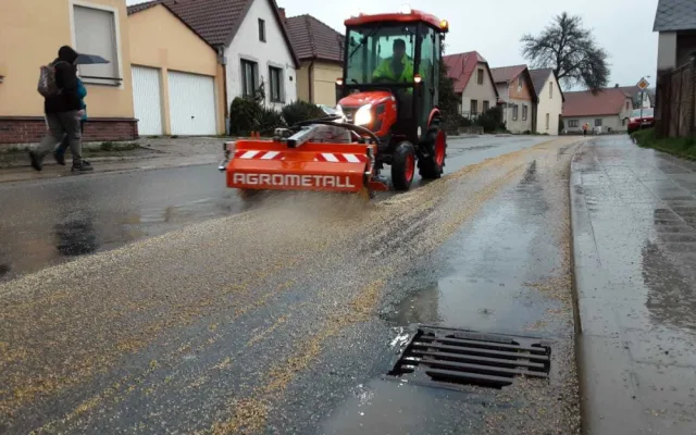 FOTO: Pivaři zapláčou. Mezi Cerekví a Kostelcem se vysypal ječmen na slad, silnice místy nebyla vidět