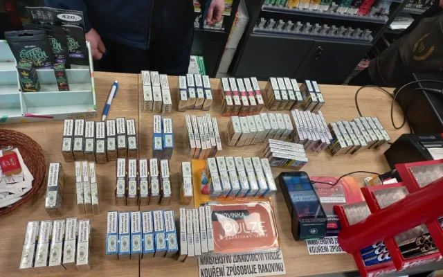 FOTO: Celníci z Vysočiny zajistili skoro 25 tisíc cigaret bez platné tabákové nálepky. Nejvíc ze všech úřadů