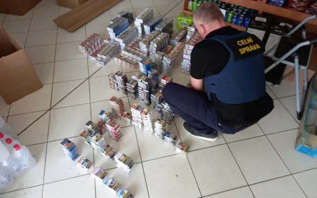 FOTO: Celníci z Vysočiny zajistili skoro 25 tisíc cigaret bez platné tabákové nálepky. Nejvíc ze všech úřadů