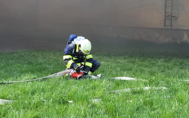 Simulovaný pád vrtulníku, požár, úmrtí, těžce zranění. Záchranáři z Vysočiny opět prověřili svou připravenost